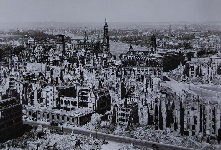 Dresden kaputt.JPG - Dresden - from  the 13th to the 15th of February english and american bombs destroyed the city nearly comlete. 40.000 people died in two days.